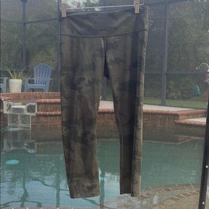 Green camo lululemon crops